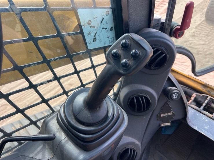 2019-caterpillar-239d-image-27