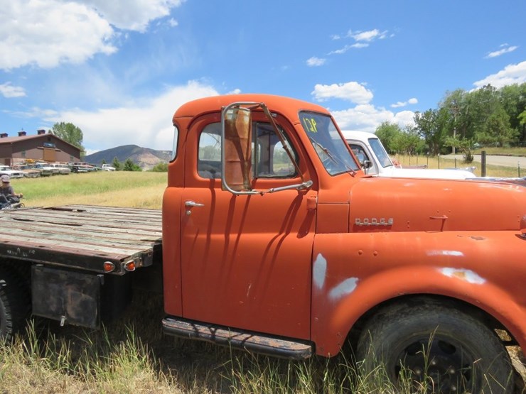 1949-dodge-b-1-d-126-1-ton-flatbed-truck-image-3