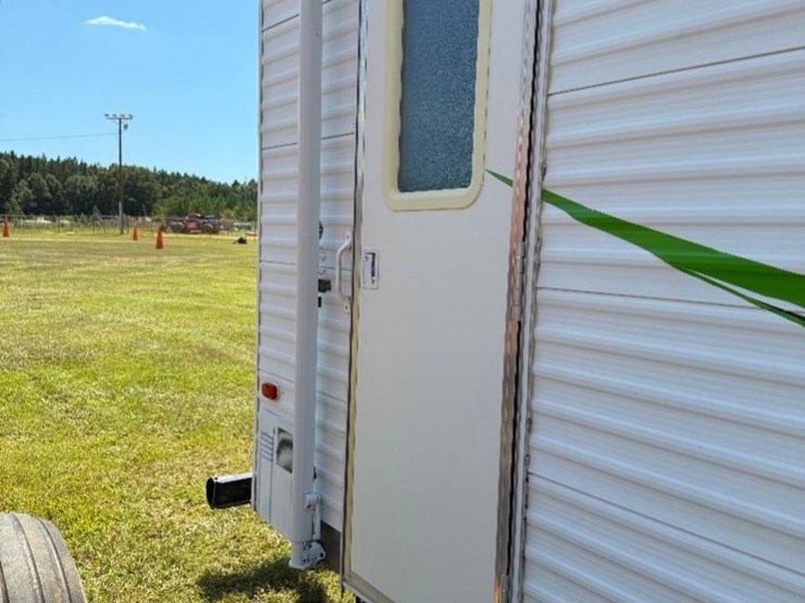 2009-wildwood-x-lite-22rb-camper-image-3