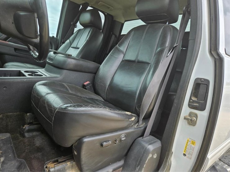 2011-gmc-3500-image-36