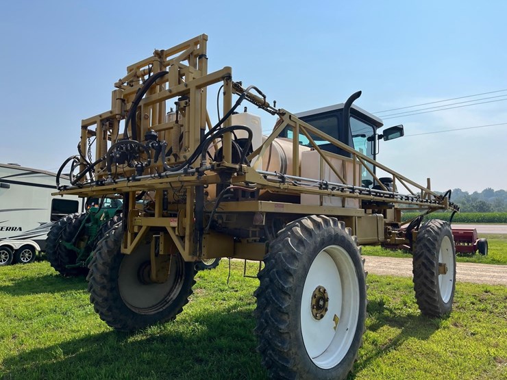 rogator-664-sprayer-image-11