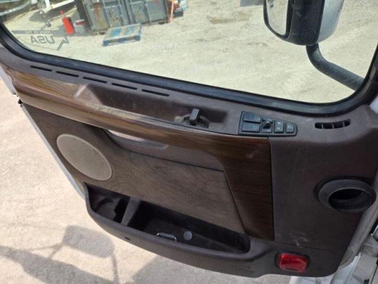 2015-volvo-vnl-t/a-hiway-tractor---sleeper-4v4nc9e-image-35
