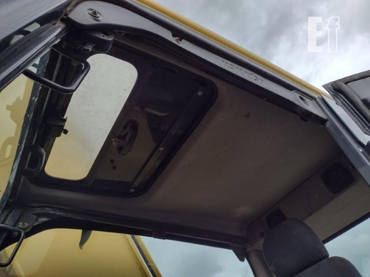 komatsu-pc220-lc-8-image-14
