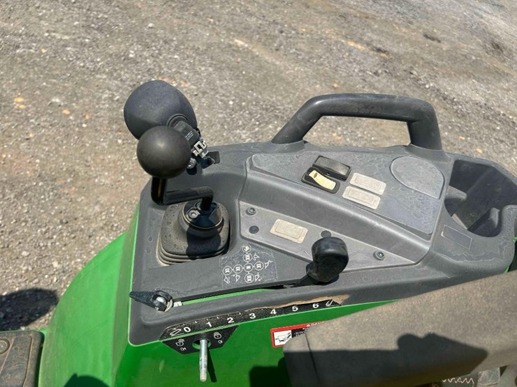 2021-john-deere-2032r-image-27