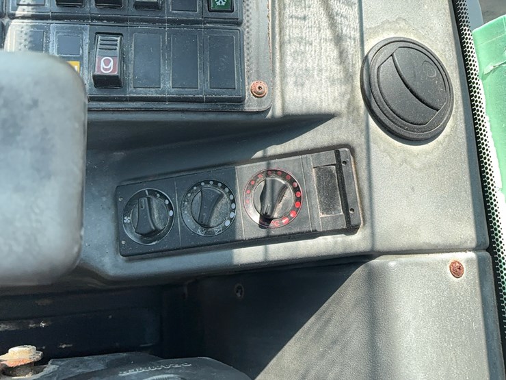 2015-deere-344k-image-17