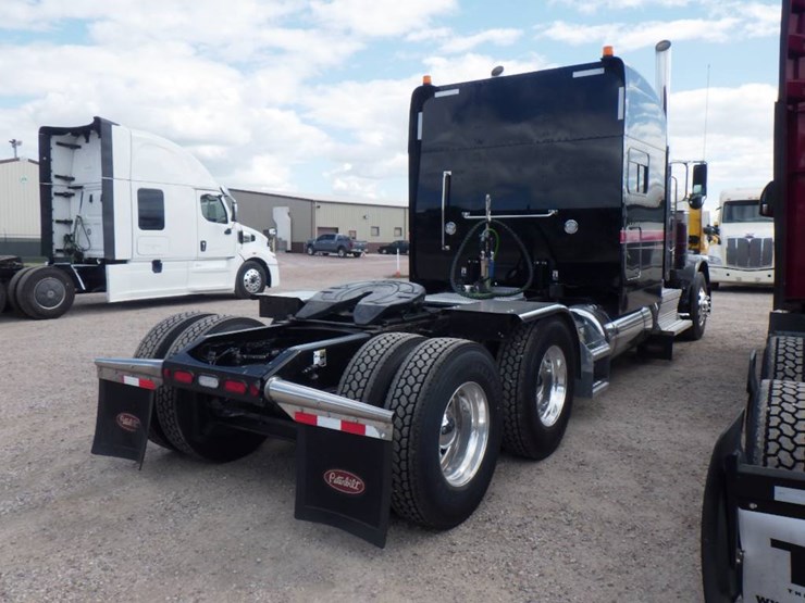 2023-peterbilt-389-image-5