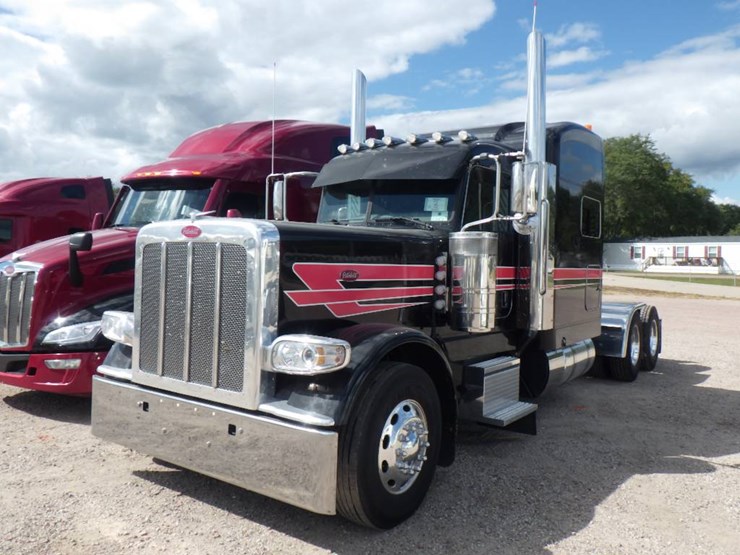 2023-peterbilt-389-image-1