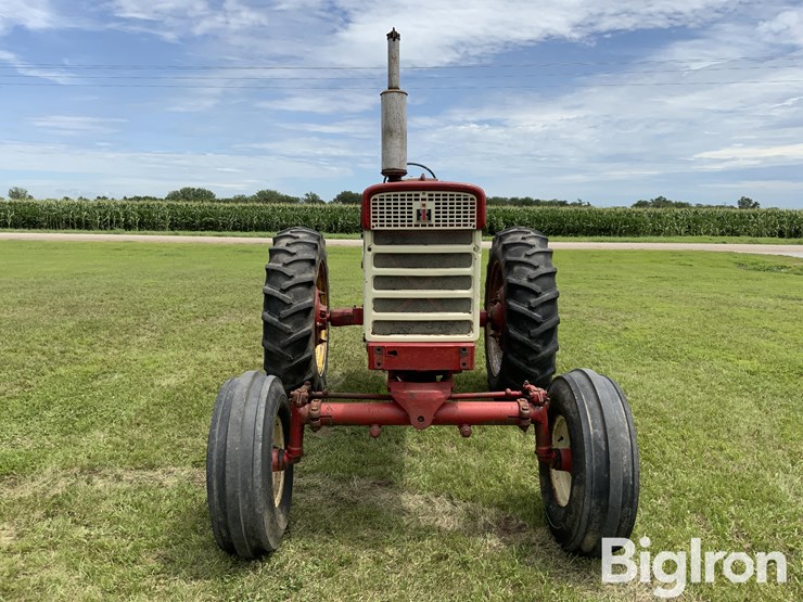 mccormick-farmall-560-2wd-tractor-image-2