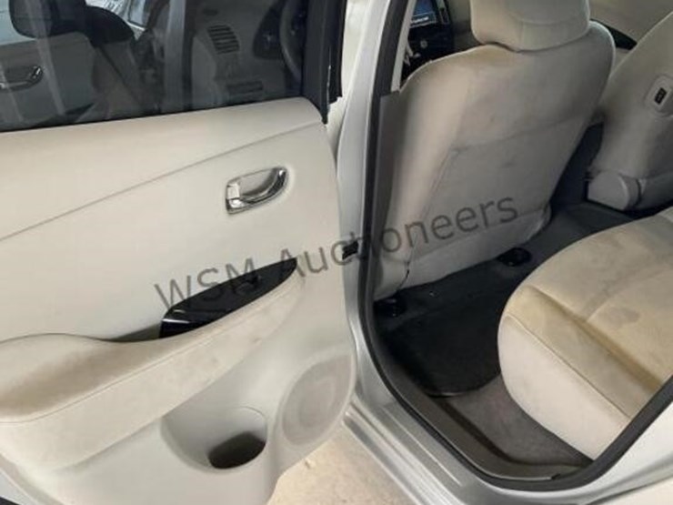 2014-nissan-leaf-sv-hatchback-image-26