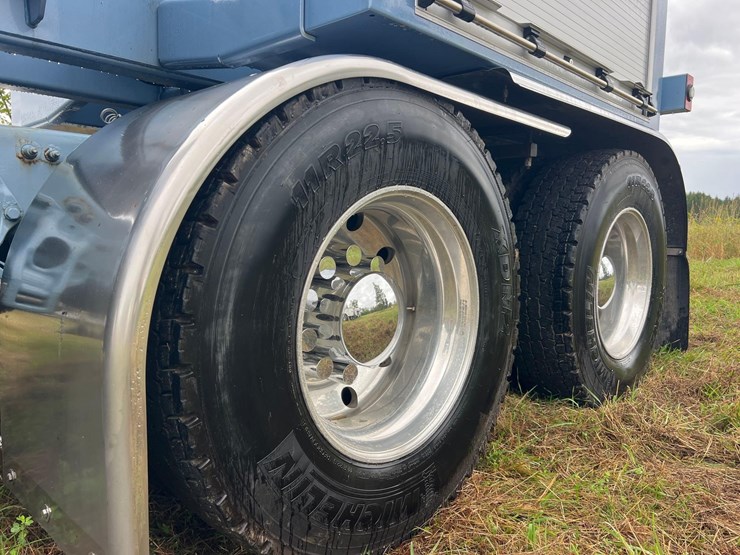 2019-peterbilt-389-image-11