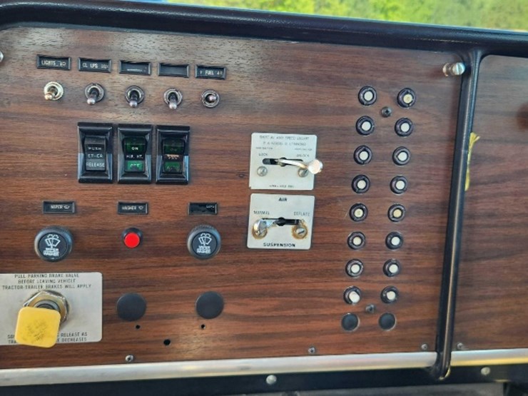 1986-peterbilt-359-image-52