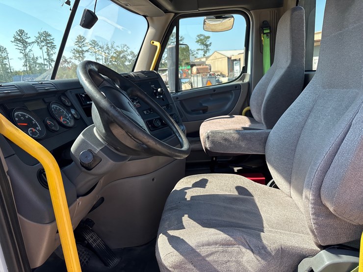 #208-•-2016-freightliner-cascadia-image-8