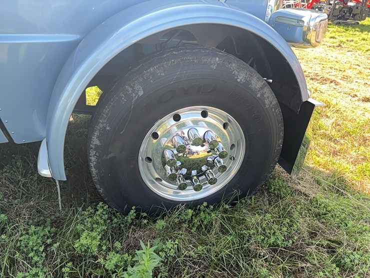 2019-peterbilt-389-image-45