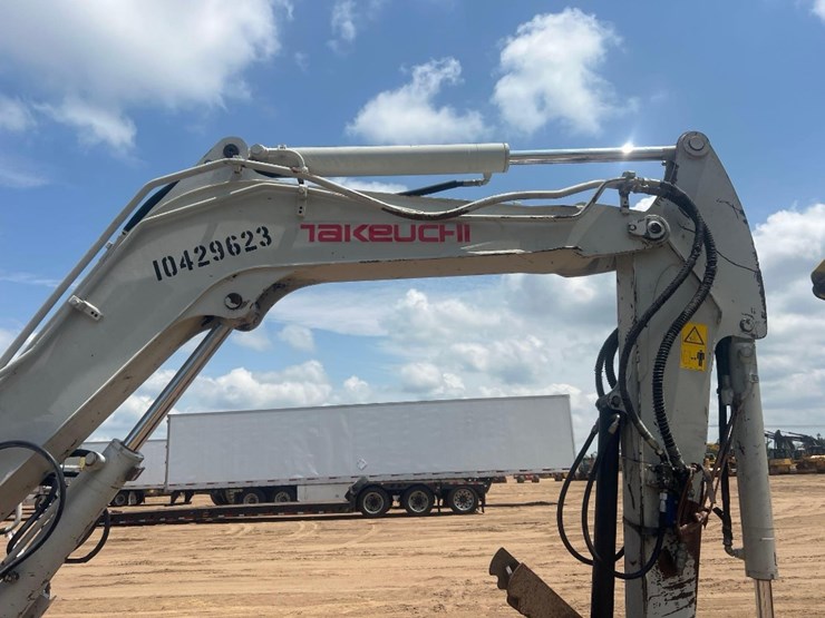 2015-takeuchi-tb260-image-16