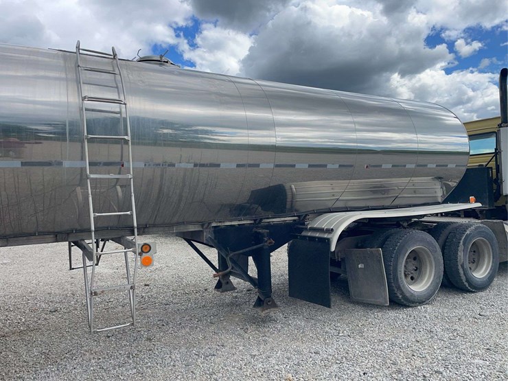 stainless-steel-7000-gallon-tanker-image-52