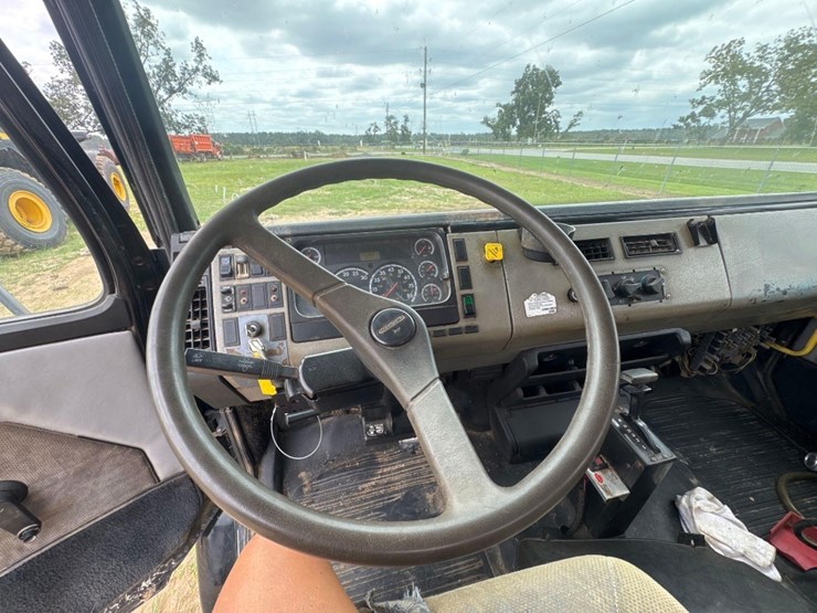 2001-freightliner-fl70-image-25