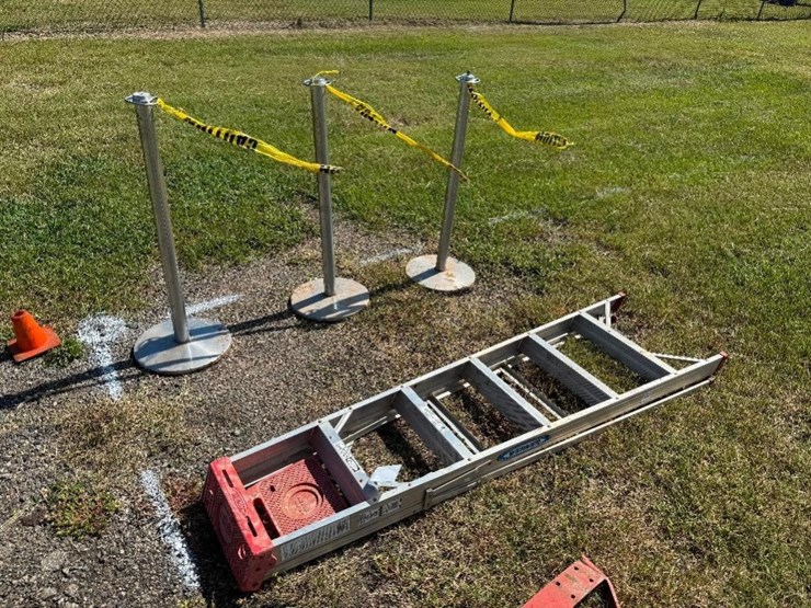 6'-aluminum-step-ladder-&-(3)-stanchions-image-1
