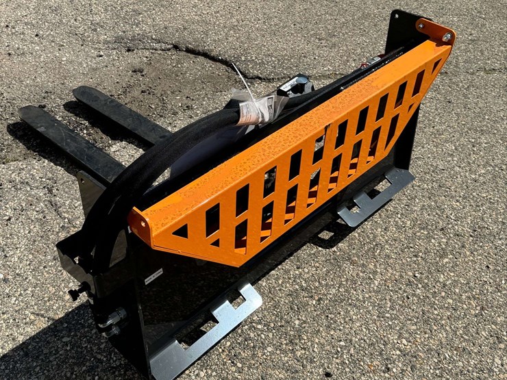 wolverine-pfa-11-3300g-hydraulic-adjustable-skid-steer-pallet-forks-image-5