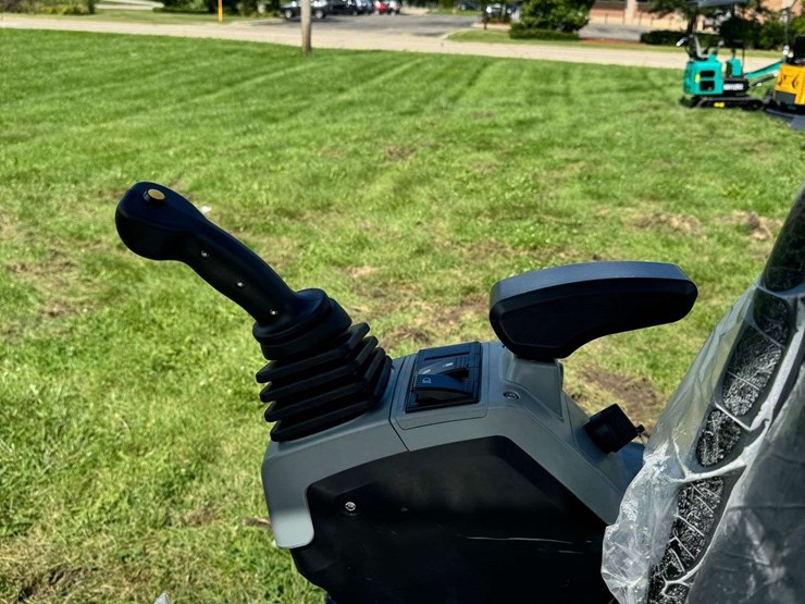 cfg-industrial-mx15rx-mini-excavator-image-12
