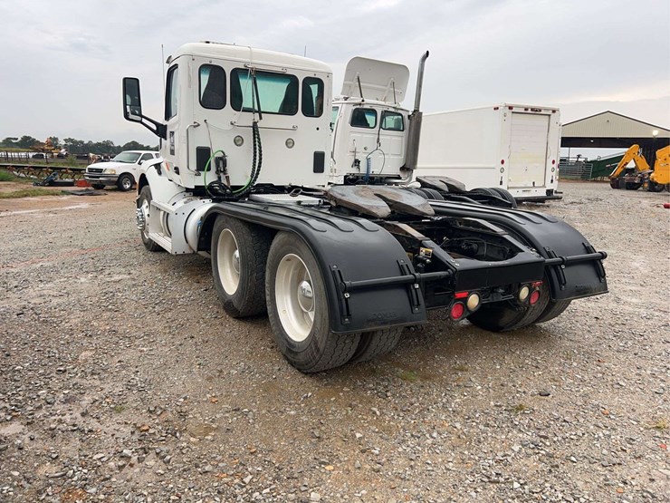 2018-peterbilt-t/a-daycab-semi-truck-image-2