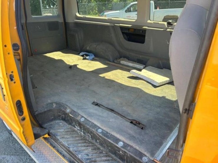 2010-ford-cargo-image-19