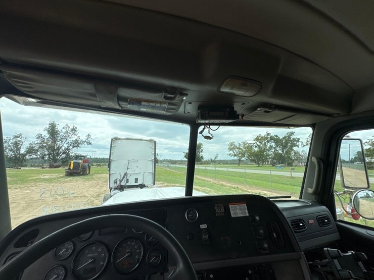 2013-peterbilt-388-image-23