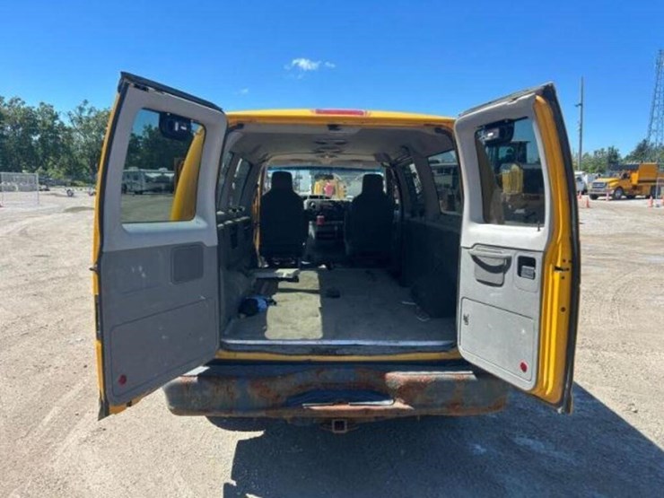 2010-ford-cargo-image-21