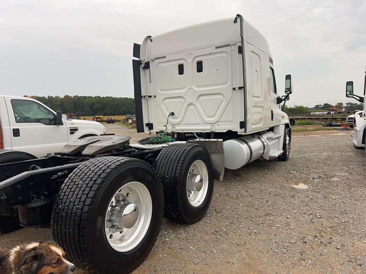 2014-freightliner-cascadia-t/a-sleeper-semi-truck-image-4