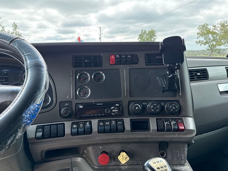 2014-kenworth-t680-image-30