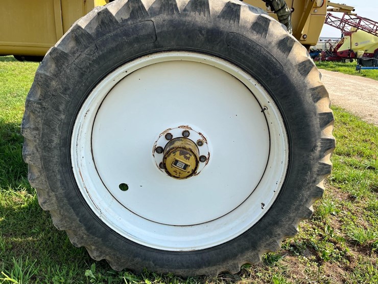 rogator-664-sprayer-image-13
