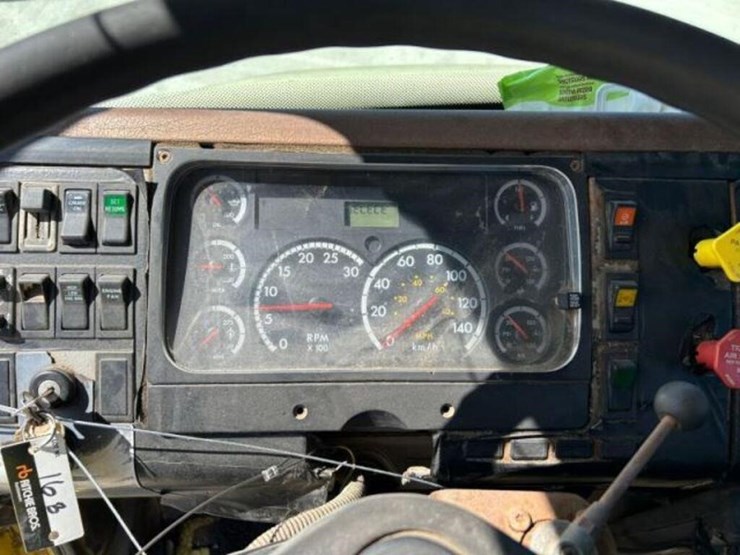 2002-freightliner-fl112-image-12