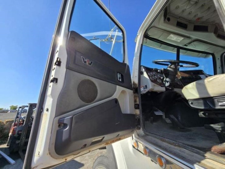 2014-western-star-4900sb-image-13