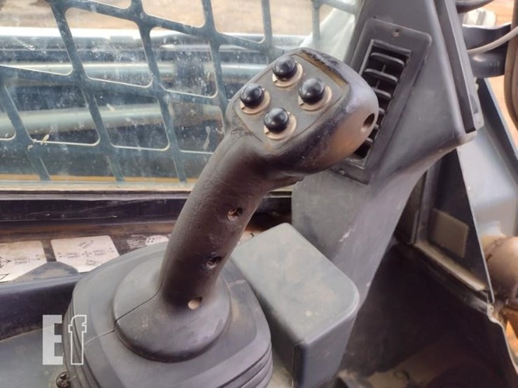 2015-deere-329e-image-10