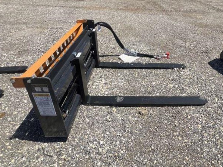 #32-•-wolverine-hydraulic-adjustable-skid-steer-forks-image-2