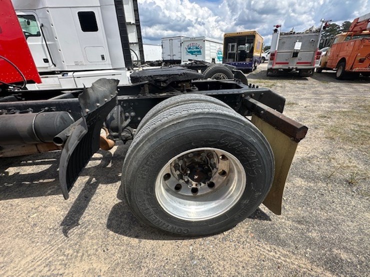 2008-peterbilt-335-image-14
