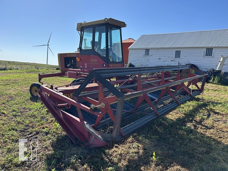 1982-versatile-4400-image-3