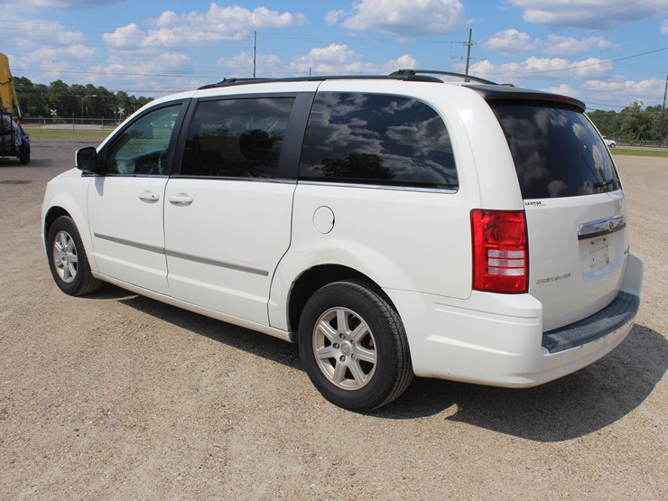 2010-chrysler-town-&-country-image-4
