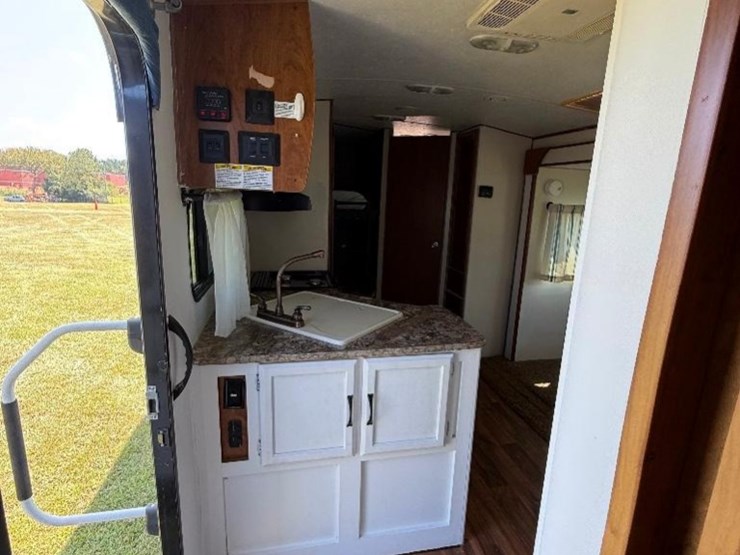 2016-creekside-24'-camper-(slide,-awning,-tandem-image-14