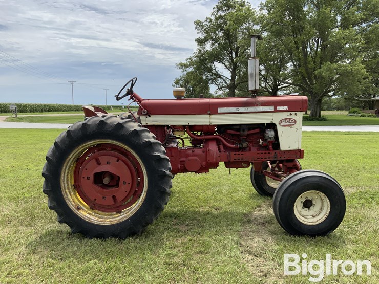mccormick-farmall-560-2wd-tractor-image-4