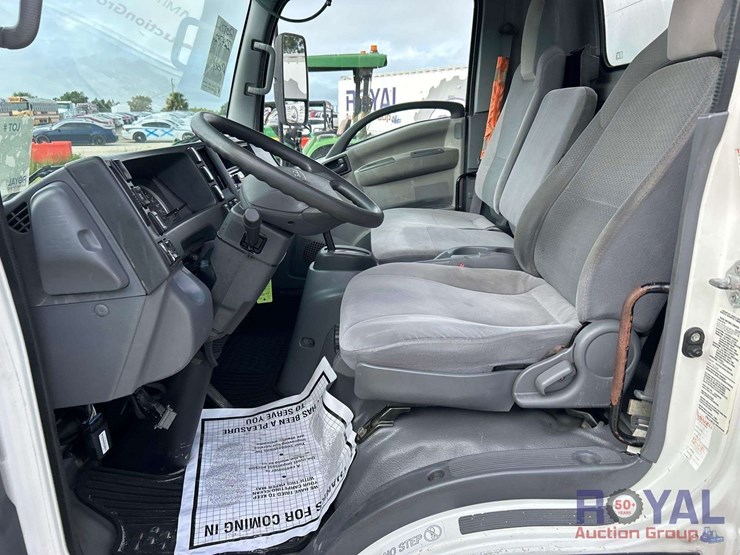 2017-isuzu-nrr-image-16