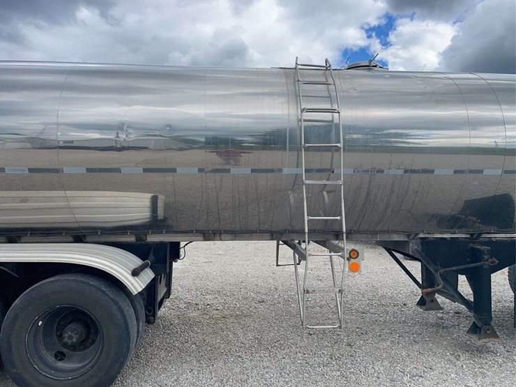 stainless-steel-7000-gallon-tanker-image-51