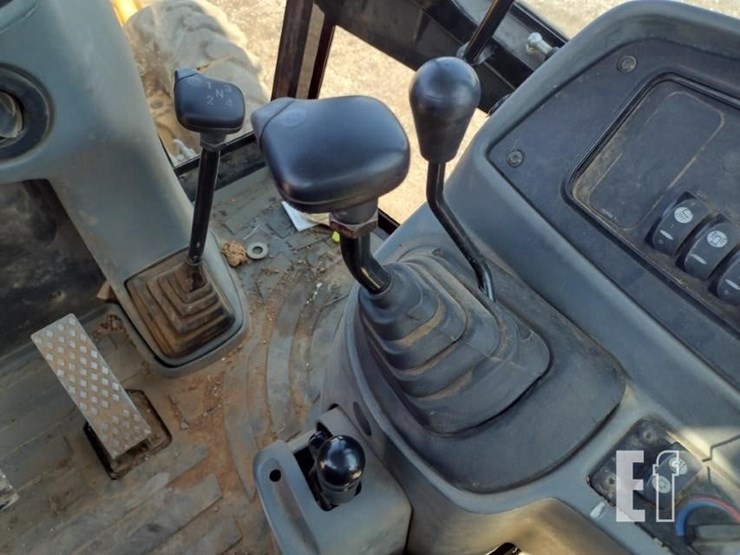 2004-caterpillar-420d-image-9