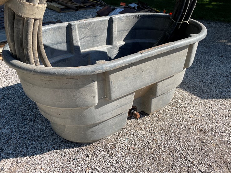#1668-•-rubbermaid-poly-tank-and-hose-image-3