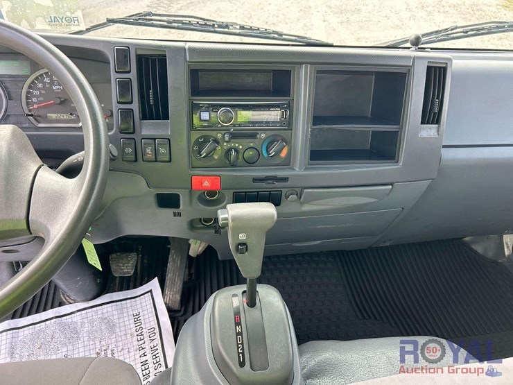 2017-isuzu-nrr-image-22