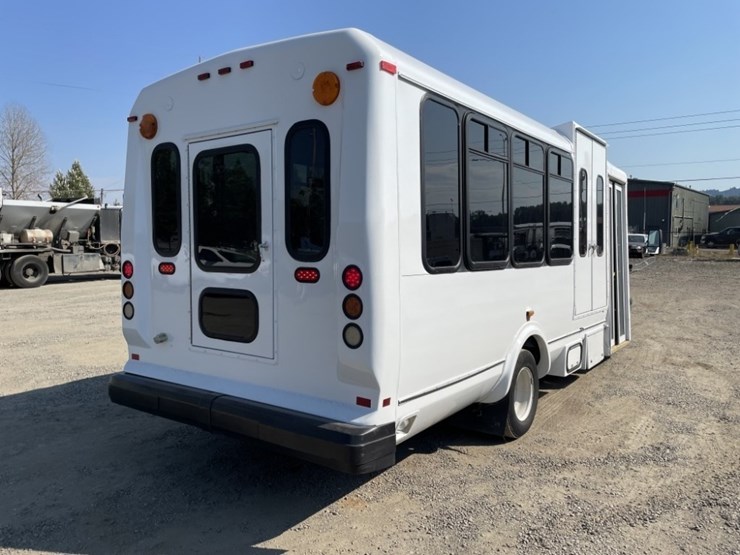 2014-chevrolet-express-paratransit-bus-image-4