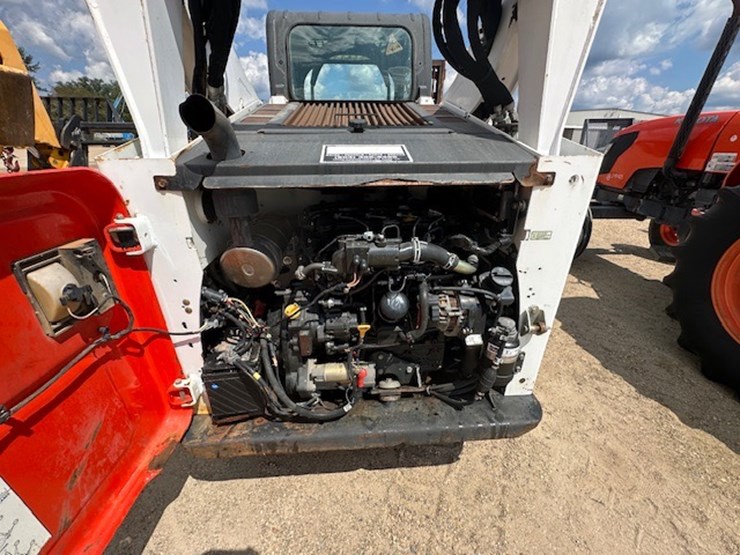 2016-bobcat-t740-image-35