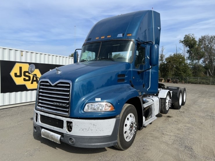 2013-mack-cxu613-tri-axle-truck-tractor-image-1