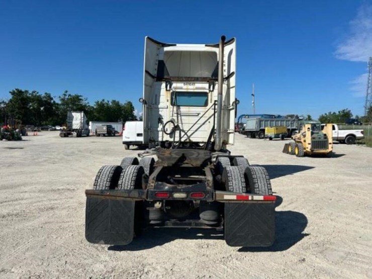 2013-volvo-t/a-hiway-tractor---day-cab-4v4nc9egxdn-image-6
