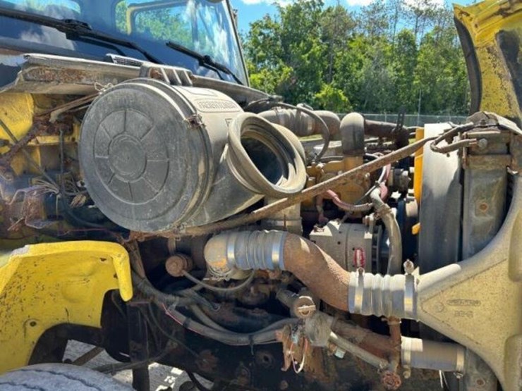 2002-freightliner-fl112-image-40