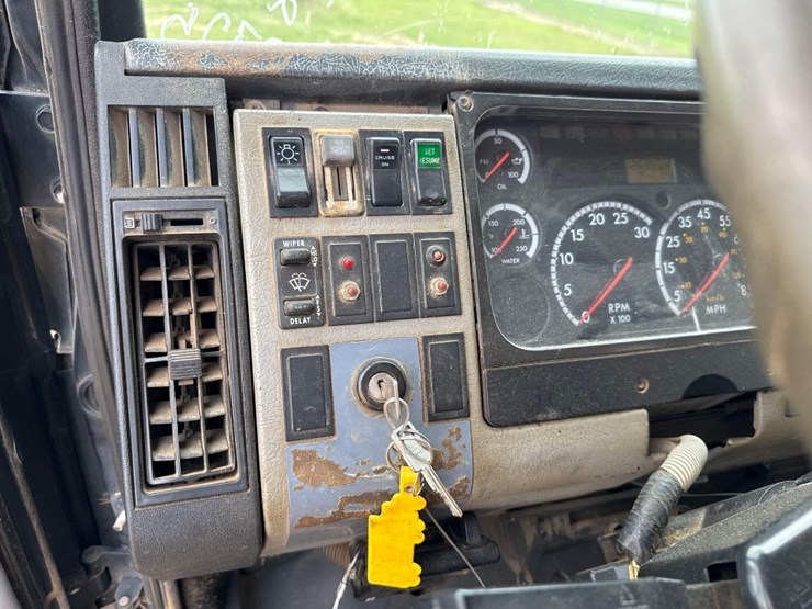 2001-freightliner-fl70-image-28